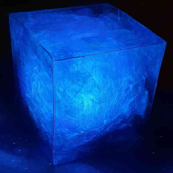 Ngỡ ngàng với những khối Tesseract tuyệt đẹp do fan Marvel tự chế tạo từ vật dụng thường ngày - Ảnh 4. Ngỡ ngàng với những khối Tesseract tuyệt đẹp do fan Marvel tự chế tạo từ vật dụng thường ngày - Ảnh 4.