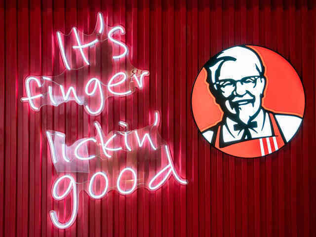 Sau 64 năm, KFC phải ngừng dùng slogan Vị ngon trên từng ngón tay vì không hợp thời với Covid-19 - Ảnh 2. Sau 64 năm, KFC phải ngừng dùng slogan Vị ngon trên từng ngón tay vì không hợp thời với Covid-19 - Ảnh 2.