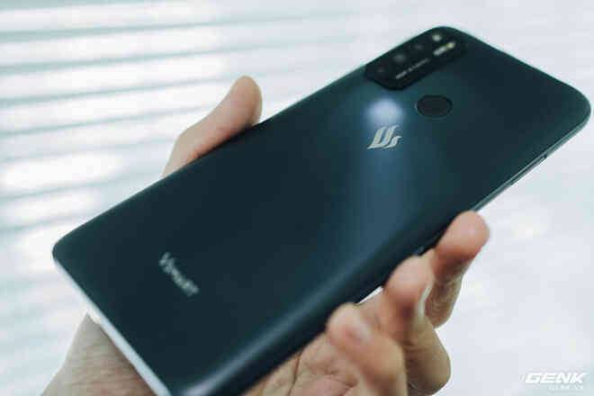 Trên tay Vsmart Live 4: Smartphone Make in Vietnam đầu tiên của VinSmart, cấu hình mạnh, giá bán hấp dẫn - Ảnh 3. Trên tay Vsmart Live 4: Smartphone Make in Vietnam đầu tiên của VinSmart, cấu hình mạnh, giá bán hấp dẫn - Ảnh 3.