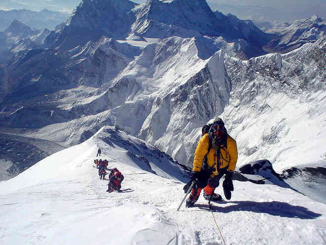 Chinh phục đỉnh Everest bây giờ đã dễ dàng hơn, tỷ lệ thành công đã tăng gấp đôi trong 15 năm qua - Ảnh 3.