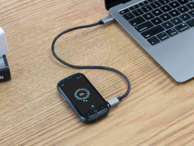 Quên điện thoại màn hình lớn đi, chiếc smartphone tí hon này mới đang là tâm điểm của sự chú ý - Ảnh 2. Quên điện thoại màn hình lớn đi, chiếc smartphone tí hon này mới đang là tâm điểm của sự chú ý - Ảnh 2.