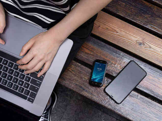 Quên điện thoại màn hình lớn đi, chiếc smartphone tí hon này mới đang là tâm điểm của sự chú ý - Ảnh 4. Quên điện thoại màn hình lớn đi, chiếc smartphone tí hon này mới đang là tâm điểm của sự chú ý - Ảnh 4.