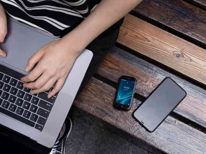 Chiếc smartphone nhỏ xíu như thẻ tín dụng này có màn hình 3-inch, chạy Android 10 và giá chỉ 200 USD - Ảnh 4. Chiếc smartphone nhỏ xíu như thẻ tín dụng này có màn hình 3-inch, chạy Android 10 và giá chỉ 200 USD - Ảnh 4.