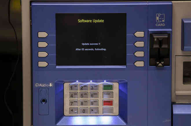 Hiểm họa hacker dùng kỹ thuật “jackpotting” để đánh lừa máy ATM tự động phun tiền mặt - Ảnh 3.