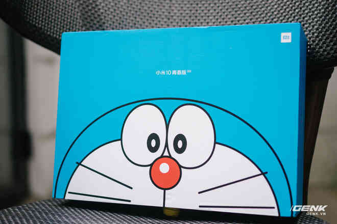 Mở hộp smartphone Doraemon giá gần 10 triệu đồng của Xiaomi