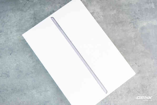 Trên tay iPad 8 tại VN: Chip A12 Bionic và sạc nhanh "vớt vát" thiết kế nhàm chán