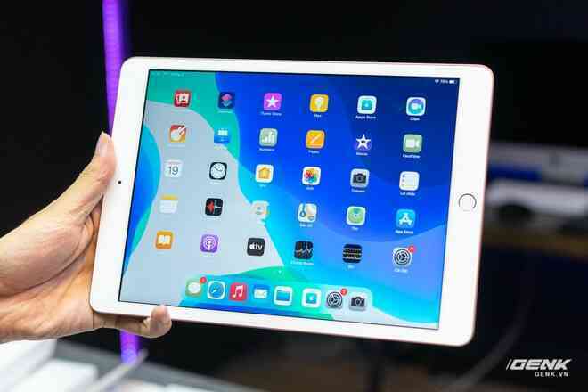 Trên tay iPad 8 tại VN: Chip A12 Bionic và sạc nhanh vớt vát thiết kế nhàm chán - Ảnh 3. Trên tay iPad 8 tại VN: Chip A12 Bionic và sạc nhanh vớt vát thiết kế nhàm chán - Ảnh 3.