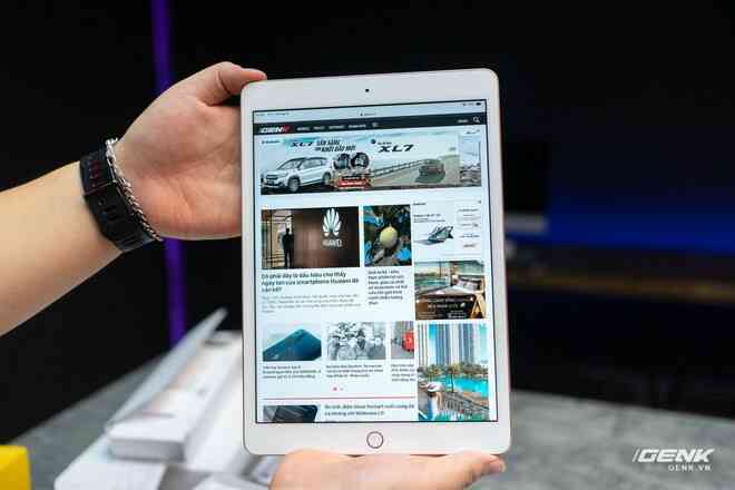 Trên tay iPad 8 tại VN: Chip A12 Bionic và sạc nhanh vớt vát thiết kế nhàm chán - Ảnh 4. Trên tay iPad 8 tại VN: Chip A12 Bionic và sạc nhanh vớt vát thiết kế nhàm chán - Ảnh 4.