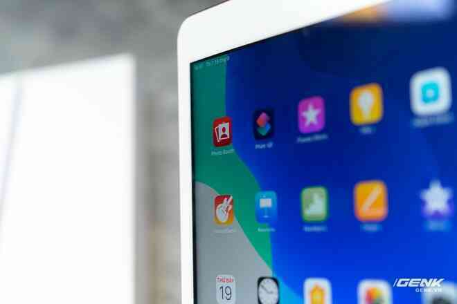 Trên tay iPad 8 tại VN: Chip A12 Bionic và sạc nhanh vớt vát thiết kế nhàm chán - Ảnh 5. Trên tay iPad 8 tại VN: Chip A12 Bionic và sạc nhanh vớt vát thiết kế nhàm chán - Ảnh 5.