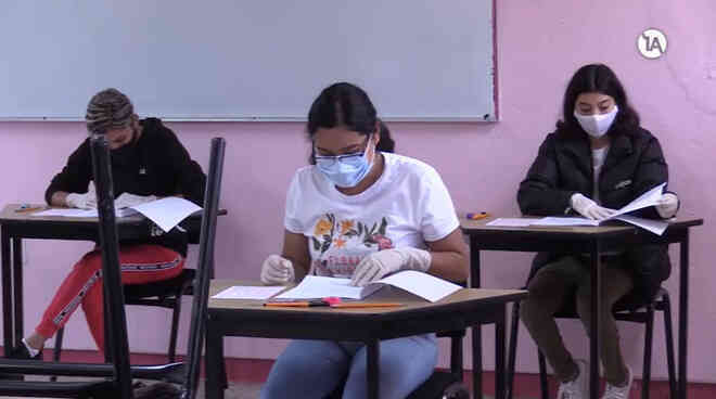 Chiêu trò gian lận thi cử mới của các chị em: Dùng sơn móng tay để ngụy trang cho đáp án