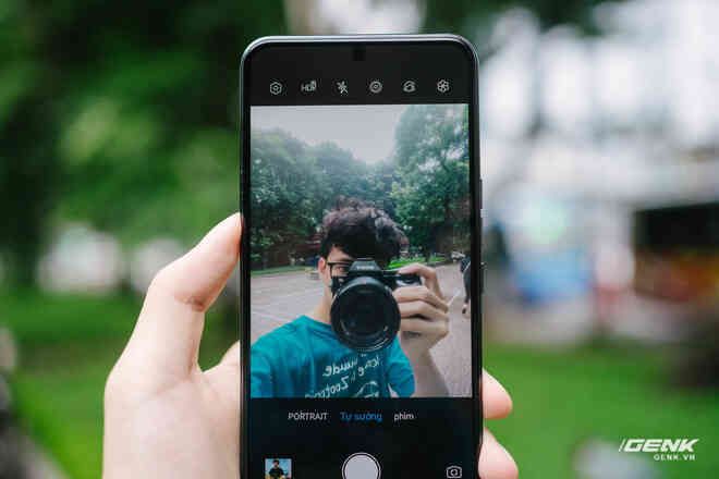 Trên tay smartphone có camera ẩn dưới màn hình đầu tiên trên thế giới: Chất lượng không như kỳ vọng - Ảnh 13. Trên tay smartphone có camera ẩn dưới màn hình đầu tiên trên thế giới: Chất lượng không như kỳ vọng - Ảnh 13.