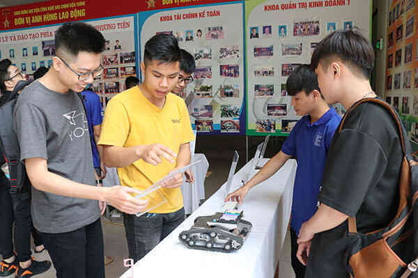 Tạo môi trường học tập, nghiên cứu công nghệ gắn liền với thực tiễn cho sinh viên PTIT