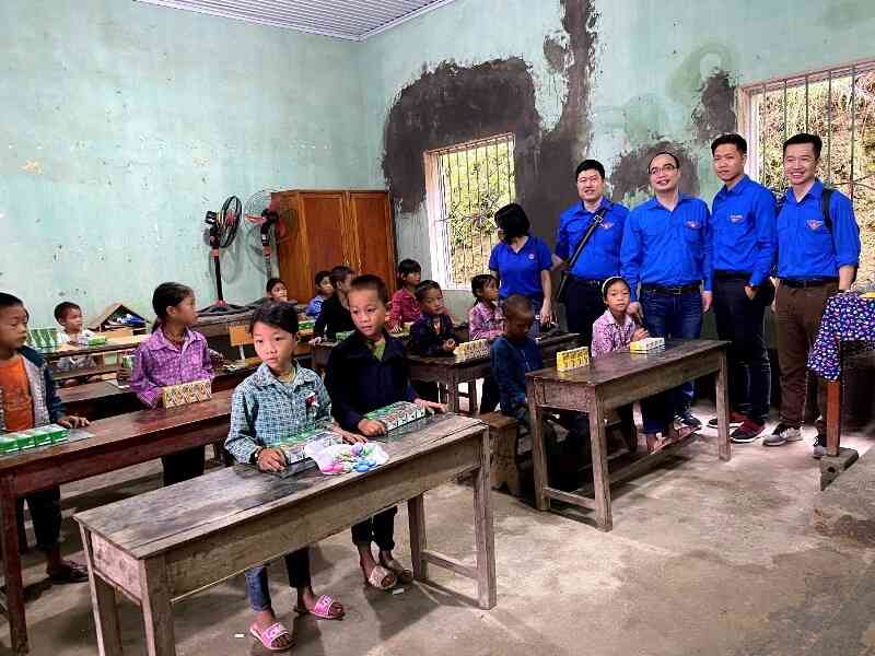 Tuổi trẻ MobiFone đóng góp “Món quà yêu thương” tới học sinh địa đầu Tổ quốc