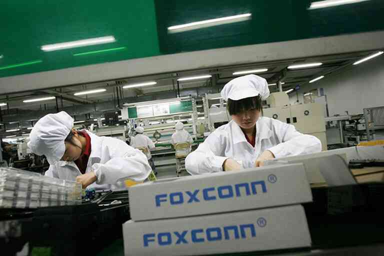 Nhà xưởng mở 24/7, công nhân làm quần quật để kịp ra iPhone 12 đúng hẹn - 2 Nhà xưởng mở 24/7, công nhân làm quần quật để kịp ra iPhone 12 đúng hẹn - 2