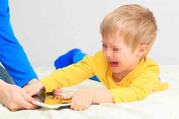 Trẻ con nghiện nghịch điện thoại, bố mẹ dù có giận đến đâu cũng đừng nói những lời này