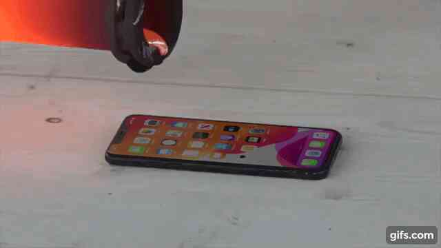 Chuyện gì sẽ xảy ra nếu đổ dung nham vào iPhone 11 Pro Max?
