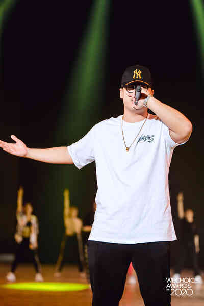 Trước giờ G Gala WeChoice Awards: Hoàng Thùy Linh và Dế Choắt cực tình tứ, Bích Phương cõng gấu siêu đáng yêu bên dàn rapper trai trẻ - Ảnh 2. Trước giờ G Gala WeChoice Awards: Hoàng Thùy Linh và Dế Choắt cực tình tứ, Bích Phương cõng gấu siêu đáng yêu bên dàn rapper trai trẻ - Ảnh 2.
