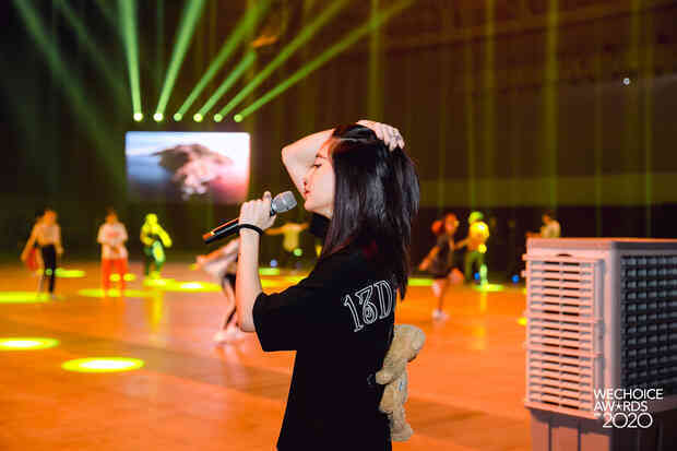 Trước giờ G Gala WeChoice Awards: Hoàng Thùy Linh và Dế Choắt cực tình tứ, Bích Phương cõng gấu siêu đáng yêu bên dàn rapper trai trẻ - Ảnh 4. Trước giờ G Gala WeChoice Awards: Hoàng Thùy Linh và Dế Choắt cực tình tứ, Bích Phương cõng gấu siêu đáng yêu bên dàn rapper trai trẻ - Ảnh 4.