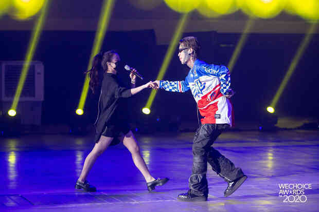 Trước giờ G Gala WeChoice Awards: Hoàng Thùy Linh và Dế Choắt cực tình tứ, Bích Phương cõng gấu siêu đáng yêu bên dàn rapper trai trẻ - Ảnh 8. Trước giờ G Gala WeChoice Awards: Hoàng Thùy Linh và Dế Choắt cực tình tứ, Bích Phương cõng gấu siêu đáng yêu bên dàn rapper trai trẻ - Ảnh 8.