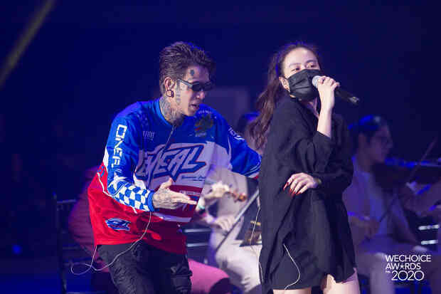 Trước giờ G Gala WeChoice Awards: Hoàng Thùy Linh và Dế Choắt cực tình tứ, Bích Phương cõng gấu siêu đáng yêu bên dàn rapper trai trẻ - Ảnh 10. Trước giờ G Gala WeChoice Awards: Hoàng Thùy Linh và Dế Choắt cực tình tứ, Bích Phương cõng gấu siêu đáng yêu bên dàn rapper trai trẻ - Ảnh 10.