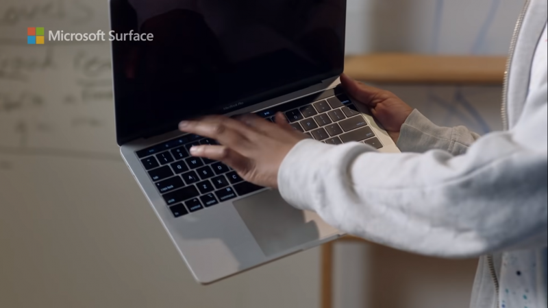 Microsoft chế giễu thanh cảm ứng Touch Bar trên MacBook Pro của Apple trong quảng cáo Surface Pro 7