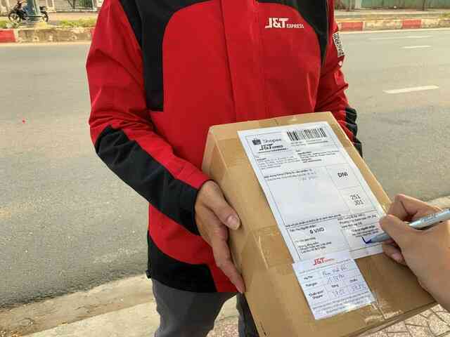 Shipper J&T Express đảm bảo an toàn, an tâm cho người dùng khi vận chuyển hàng hóa - Ảnh 1. Shipper J&T Express đảm bảo an toàn, an tâm cho người dùng khi vận chuyển hàng hóa - Ảnh 1.