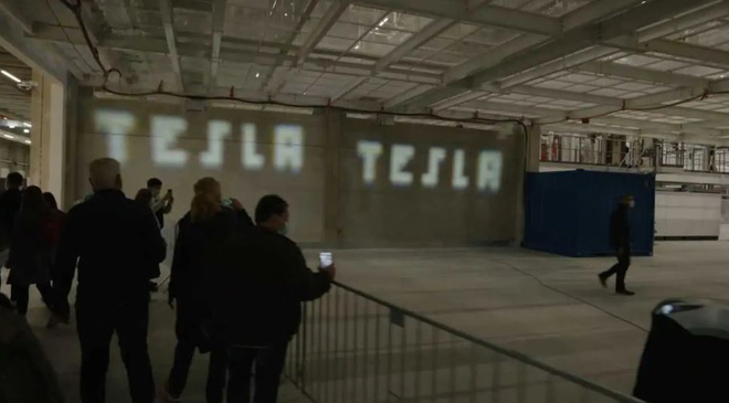 Tesla hé lộ công nghệ đèn pha mới, độ phân giải của ma trận LED cao như máy chiếu - Ảnh 1. Tesla hé lộ công nghệ đèn pha mới, độ phân giải của ma trận LED cao như máy chiếu - Ảnh 1.