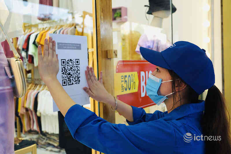 Người dân Hà Nội dần quen với quét mã QR ghi nhận vào, ra các địa điểm