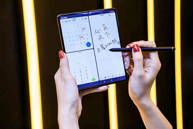 Samsung W22 5G ra mắt: Là Galaxy Z Fold3 đổi tên nhưng chỉ dành cho người dùng Trung Quốc, giá 60 triệu đồng - Ảnh 6. Samsung W22 5G ra mắt: Là Galaxy Z Fold3 đổi tên nhưng chỉ dành cho người dùng Trung Quốc, giá 60 triệu đồng - Ảnh 6.