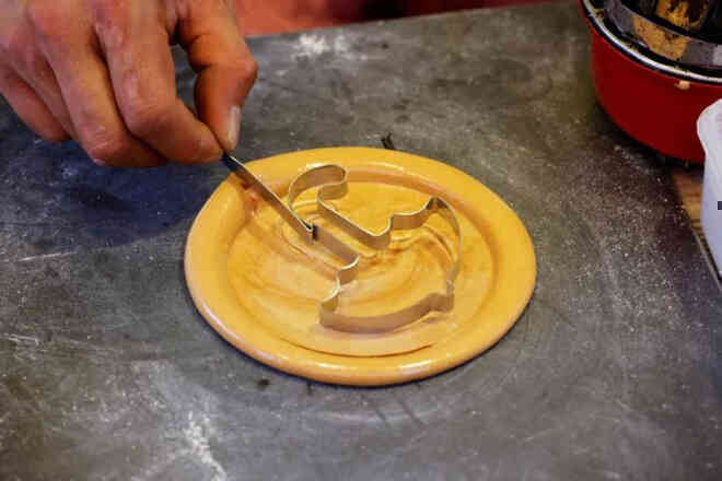 Hàn Quốc: Kiếm 19 triệu đồng/ngày nhờ bán kẹo đường giống trong Squid Game - Ảnh 5. Hàn Quốc: Kiếm 19 triệu đồng/ngày nhờ bán kẹo đường giống trong Squid Game - Ảnh 5.