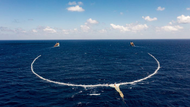 Thu gom hơn 9.000 kg rác trong mỗi chuyến đi, tấm lưới nổi dài 800m này vừa chứng minh được khả năng làm sạch đại dương của mình