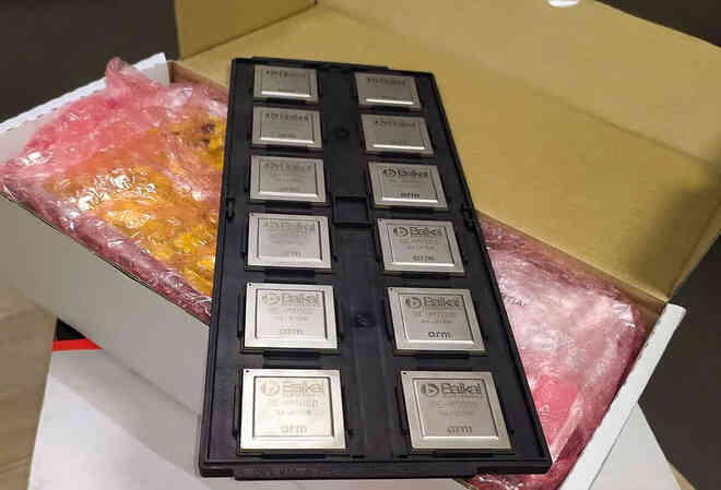 Bộ xử lý ARM đầu tiên của Nga xuất xưởng, hiệu năng tương đương Intel Core i3-7300T - Ảnh 2. Bộ xử lý ARM đầu tiên của Nga xuất xưởng, hiệu năng tương đương Intel Core i3-7300T - Ảnh 2.