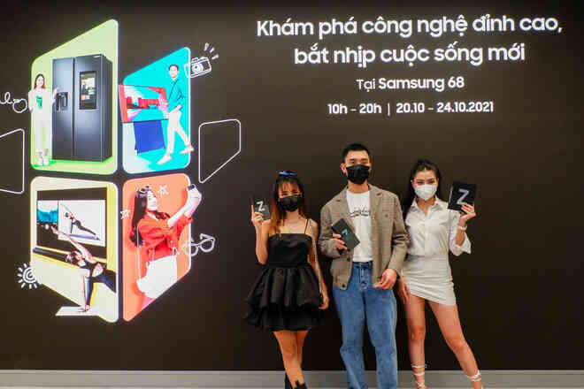 Người dùng trẻ phát cuồng với bộ đôi Galaxy Z Fold3, Z Flip3 khi nhận hàng tại Samsung68 và Cửa hàng trải nghiệm Samsung
