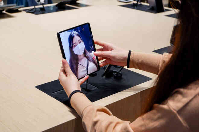 Người dùng trẻ phát cuồng với bộ đôi Galaxy Z Fold3, Z Flip3 khi nhận hàng tại Samsung68 và Cửa hàng trải nghiệm Samsung - Ảnh 4.