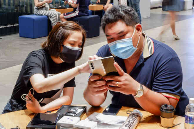 Người dùng trẻ phát cuồng với bộ đôi Galaxy Z Fold3, Z Flip3 khi nhận hàng tại Samsung68 và Cửa hàng trải nghiệm Samsung - Ảnh 7.