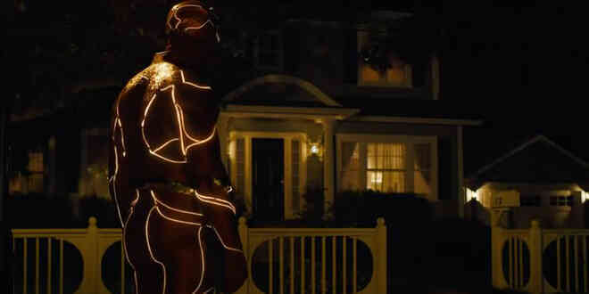 Soi teaser mới của The Flash: Barry Allen hack thời gian để về quá khứ cứu mẹ, Batman sẽ hi sinh? - Ảnh 4. Soi teaser mới của The Flash: Barry Allen hack thời gian để về quá khứ cứu mẹ, Batman sẽ hi sinh? - Ảnh 4.