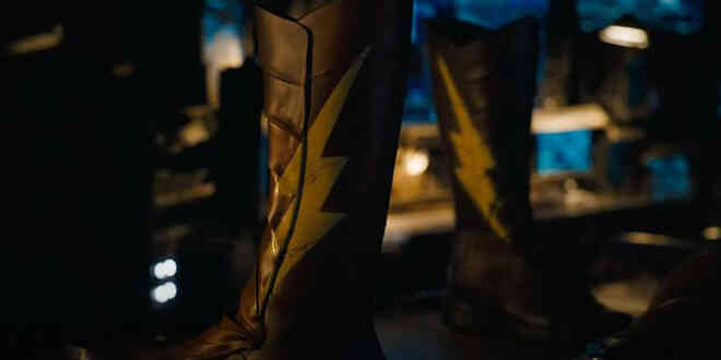 Soi teaser mới của The Flash: Barry Allen hack thời gian để về quá khứ cứu mẹ, Batman sẽ hi sinh? - Ảnh 10. Soi teaser mới của The Flash: Barry Allen hack thời gian để về quá khứ cứu mẹ, Batman sẽ hi sinh? - Ảnh 10.