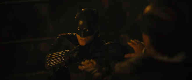 Soi trailer The Batman: Chàng Dơi đối mặt với 2 phản diện Riddler và Penguin, miêu nữ Catwoman cũng xuất hiện góp vui - Ảnh 18. Soi trailer The Batman: Chàng Dơi đối mặt với 2 phản diện Riddler và Penguin, miêu nữ Catwoman cũng xuất hiện góp vui - Ảnh 18.