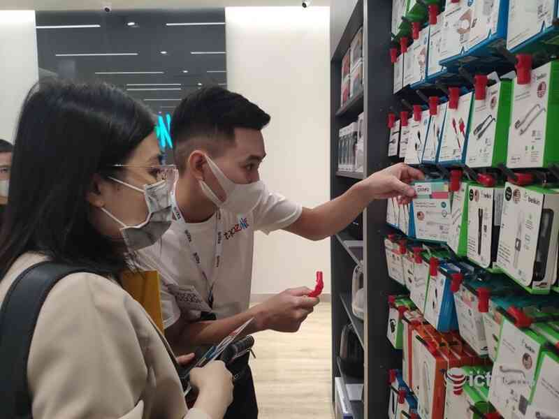 Bên trong cửa hàng đạt chuẩn Apple tại Việt Nam