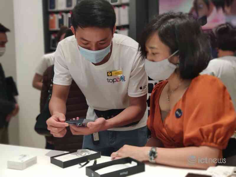 Bên trong cửa hàng đạt chuẩn Apple tại Việt Nam