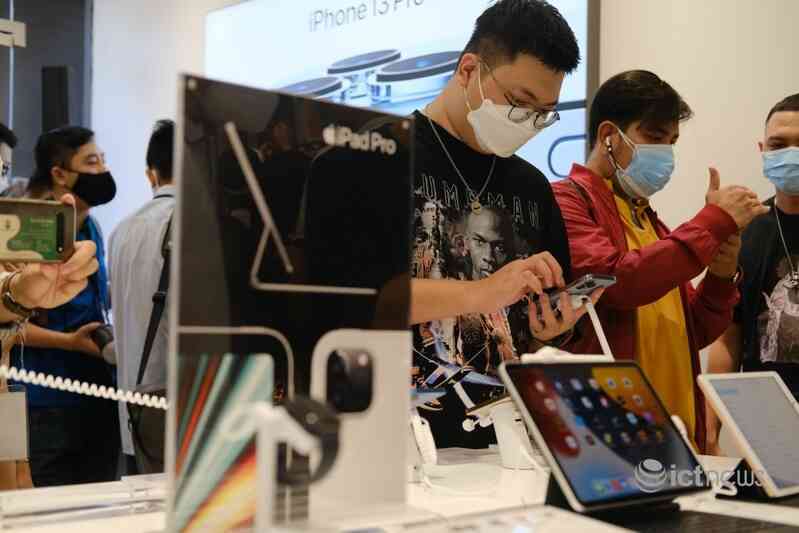 Bên trong cửa hàng đạt chuẩn Apple tại Việt Nam