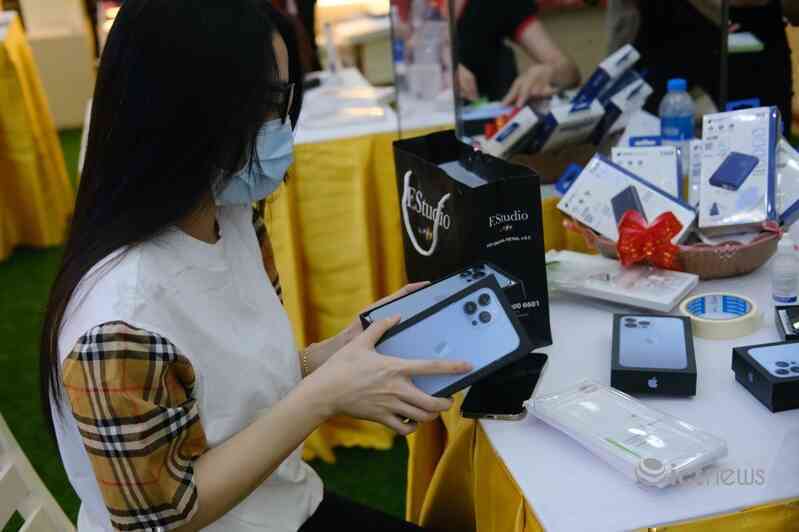 Chờ mua iPhone 13 giữa khuya tại TP.HCM