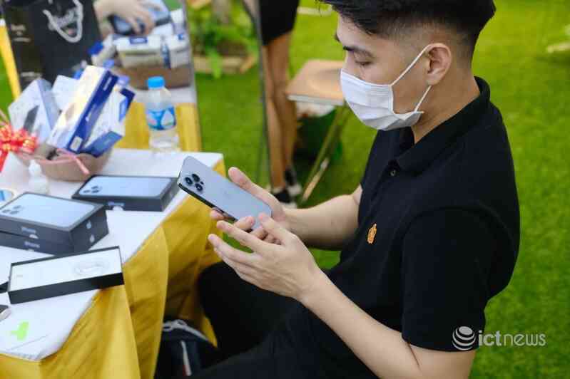Chờ mua iPhone 13 giữa khuya tại TP.HCM