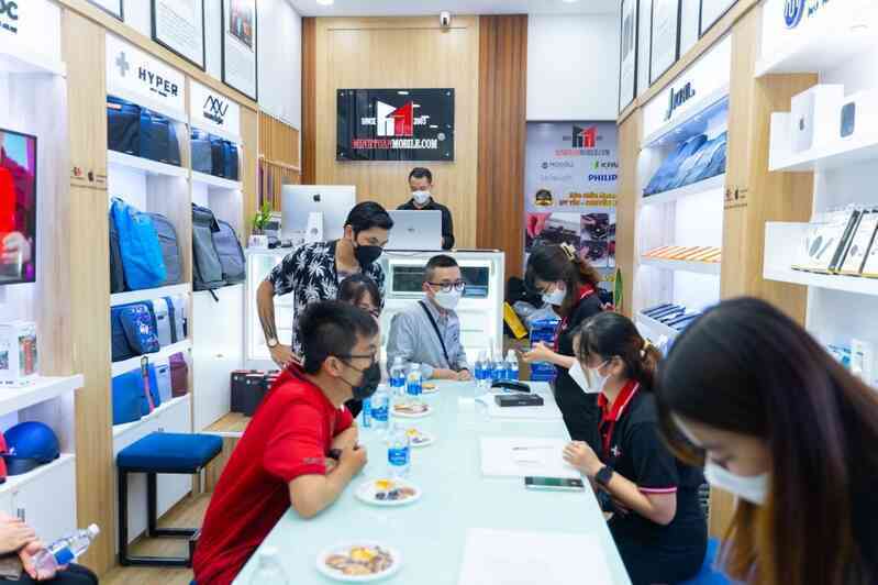 Chờ mua iPhone 13 giữa khuya tại TP.HCM