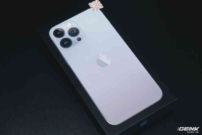 Mở hộp iPhone 13 Pro Max chính hãng đang "cháy hàng" tại Việt Nam