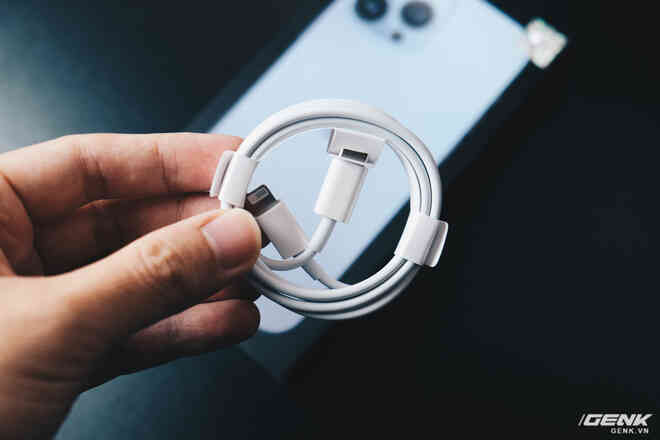 Mở hộp iPhone 13 Pro Max chính hãng đang cháy hàng tại Việt Nam - Ảnh 4. Mở hộp iPhone 13 Pro Max chính hãng đang cháy hàng tại Việt Nam - Ảnh 4.