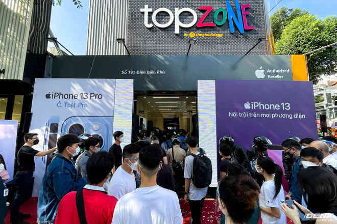 TopZone của Thế Giới Di Động chính thức đi vào hoạt động từ hôm nay, dự kiến doanh thu có thể lên đến 10 tỉ đồng/tháng với cửa hàng quy mô lớn - Ảnh 2. TopZone của Thế Giới Di Động chính thức đi vào hoạt động từ hôm nay, dự kiến doanh thu có thể lên đến 10 tỉ đồng/tháng với cửa hàng quy mô lớn - Ảnh 2.