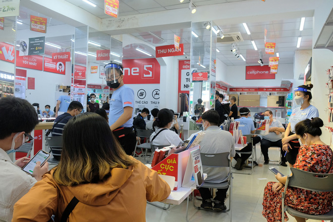 Ngày đầu mở bán iPhone 13: Bản Pro Max 128GB cháy hàng, giá iPhone trên chợ đen bị đẩy lên cao - Ảnh 1. Ngày đầu mở bán iPhone 13: Bản Pro Max 128GB cháy hàng, giá iPhone trên chợ đen bị đẩy lên cao - Ảnh 1.
