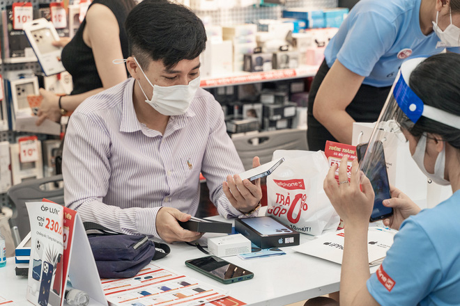 Ngày đầu mở bán iPhone 13: Bản Pro Max 128GB cháy hàng, giá iPhone trên chợ đen bị đẩy lên cao - Ảnh 5. Ngày đầu mở bán iPhone 13: Bản Pro Max 128GB cháy hàng, giá iPhone trên chợ đen bị đẩy lên cao - Ảnh 5.
