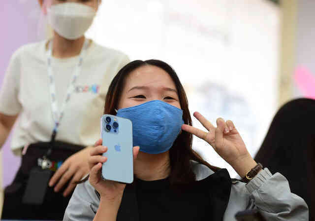 Fan Apple hào hứng với cửa hàng chuẩn “style” Apple tại Việt Nam - Ảnh 2. Fan Apple hào hứng với cửa hàng chuẩn “style” Apple tại Việt Nam - Ảnh 2.